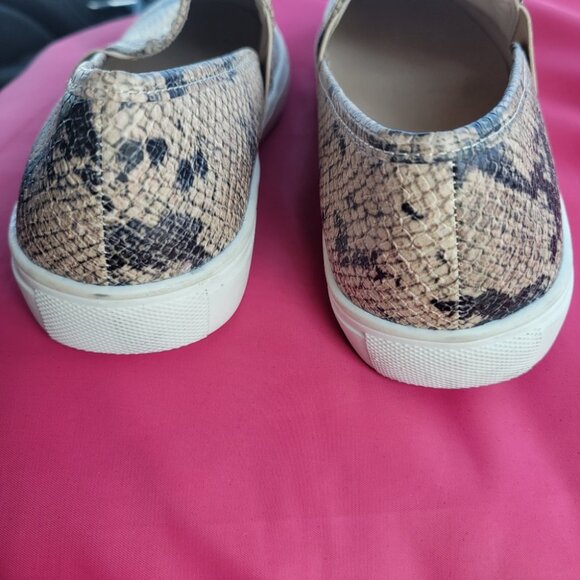 Fergie Women's Shortly Slip-ons Boa Loafer - Picture 2 of 6